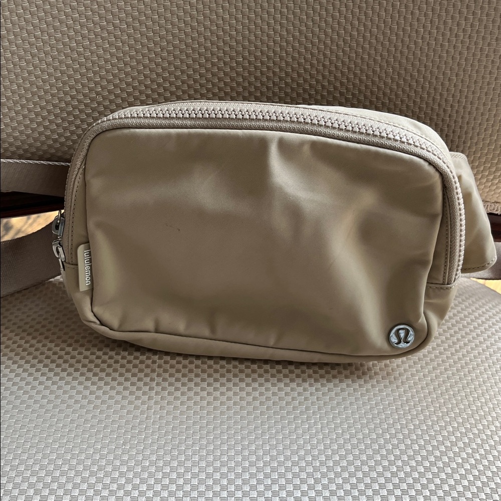 Lululemon Everywhere Belt Bag Beige